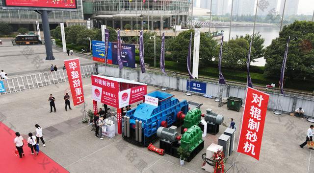 花崗巖制砂機，石料石頭破碎制砂機，輥式制砂機型號參數(圖1)