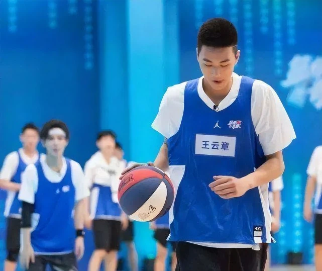 中國男籃國手被女友開撕：離隊(duì)就去洗浴中心過夜，不道歉全抖出來(圖1)