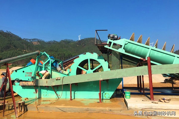 洗沙場如何選擇可靠的洗沙機(jī)廠家?聽聽過來人的回答,后悔買早了(圖2) 洗沙場如何選擇可靠的洗沙機(jī)廠家?聽聽過來人的回答,后悔買早了(圖2)