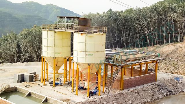 洗沙污水怎么處理?洗砂廢水處理工藝步驟隆鼎洗砂機(圖1) 洗沙污水怎么處理?洗砂廢水處理工藝步驟隆鼎洗砂機(圖1)
