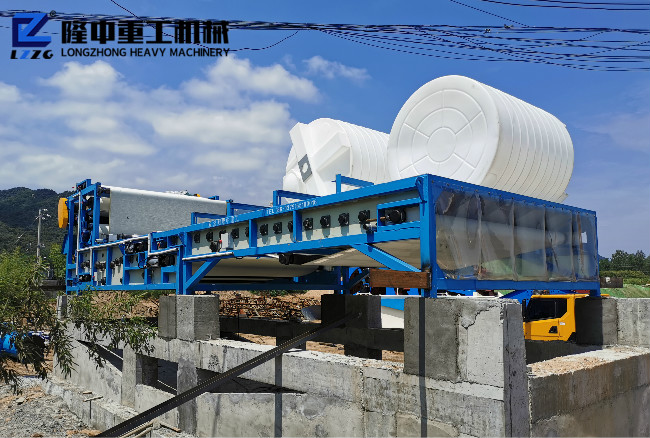 新型帶式壓濾機(jī)價(jià)格多少比較合適?(圖1) 新型帶式壓濾機(jī)價(jià)格多少比較合適?(圖1)