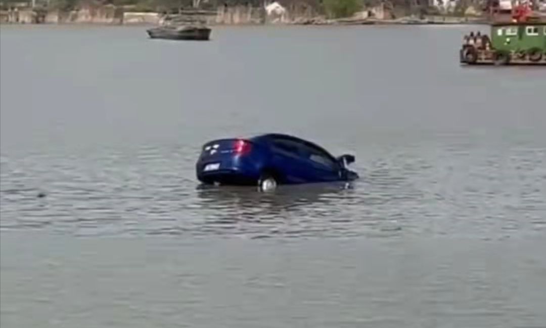車輛沖入太湖即將沉沒，挖掘機(jī)司機(jī)用鏟斗托住，敲窗救出一家3口(圖1)
