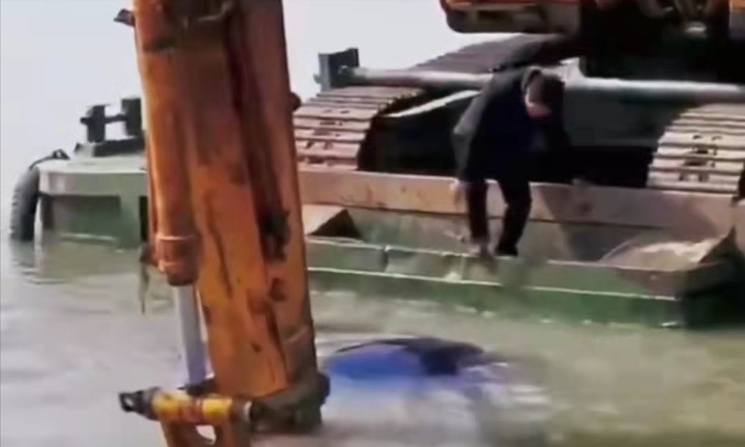 車輛沖入太湖即將沉沒，挖掘機(jī)司機(jī)用鏟斗托住，敲窗救出一家3口(圖3)