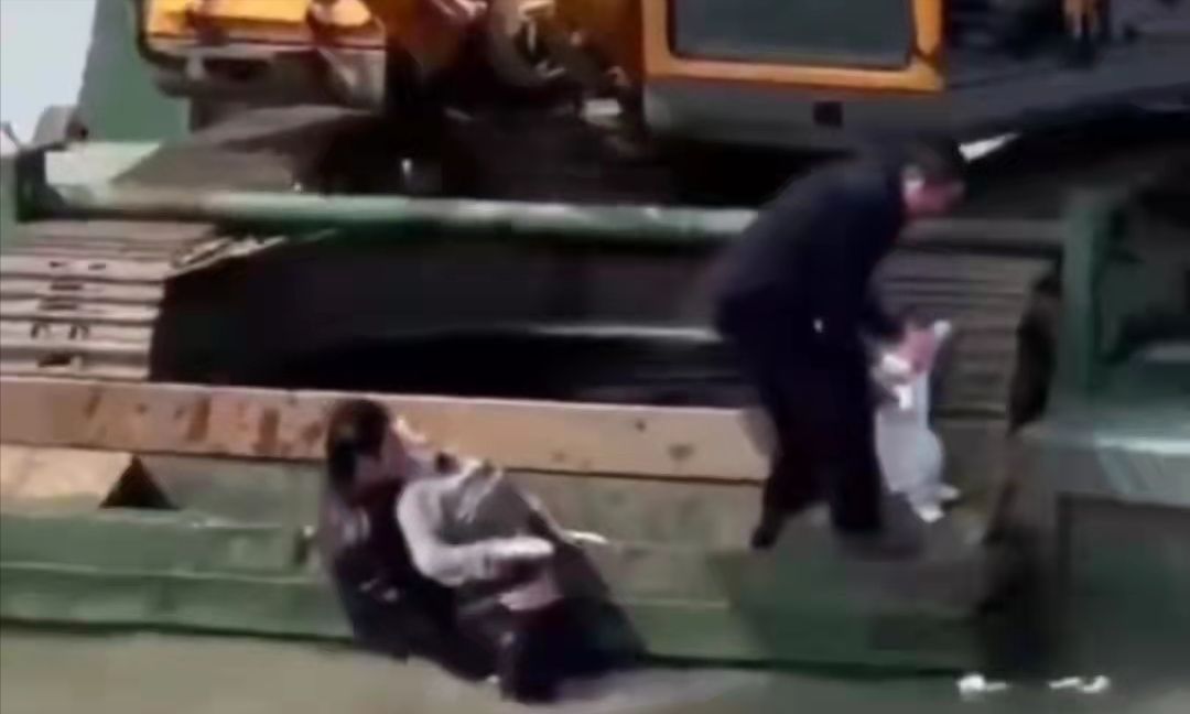 車輛沖入太湖即將沉沒，挖掘機(jī)司機(jī)用鏟斗托住，敲窗救出一家3口(圖6)