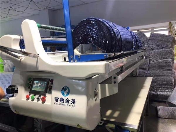 無(wú)紡布鋪布機(jī)(圖1) 無(wú)紡布鋪布機(jī)(圖1)