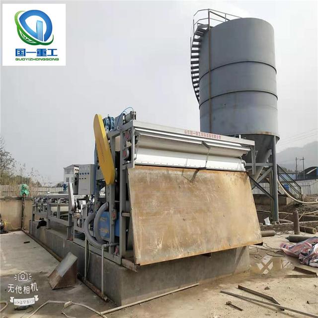 污泥脫水機(jī):連續(xù)運(yùn)行的污泥處理設(shè)備(圖2) 污泥脫水機(jī):連續(xù)運(yùn)行的污泥處理設(shè)備(圖2)