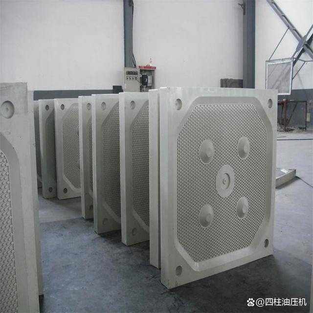 壓濾機塑料濾板液壓機模壓一次成型(圖1) 壓濾機塑料濾板液壓機模壓一次成型(圖1)