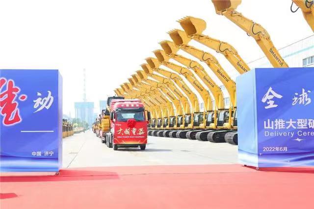 濟寧市高新區(qū)山推礦山大型礦用裝備批量出口發(fā)運(圖1) 濟寧市高新區(qū)山推礦山大型礦用裝備批量出口發(fā)運(圖1)
