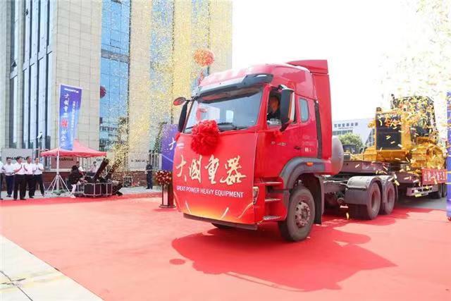 濟寧市高新區(qū)山推礦山大型礦用裝備批量出口發(fā)運(圖2) 濟寧市高新區(qū)山推礦山大型礦用裝備批量出口發(fā)運(圖2)