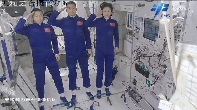 女航天員在我國空間站6個月如何洗澡，會發生“逆行性月經”嗎？(圖2)