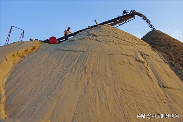 制砂洗砂設(shè)備有哪些作用?常見(jiàn)的型號(hào)種類(lèi)介紹,記得收藏(圖5) 制砂洗砂設(shè)備有哪些作用?常見(jiàn)的型號(hào)種類(lèi)介紹,記得收藏(圖5)