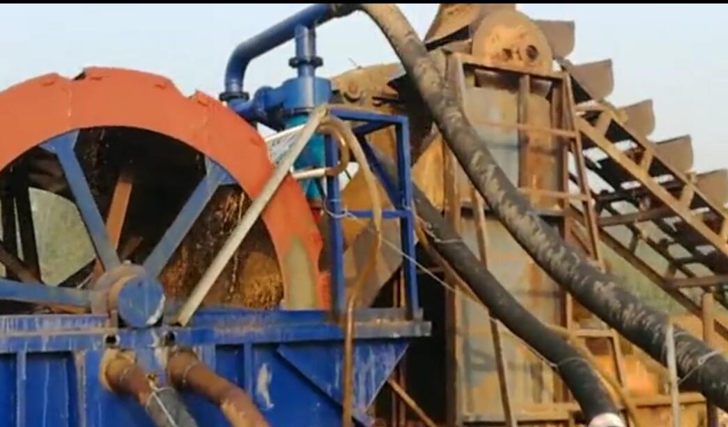 贛東礦機(jī)簡(jiǎn)單的山上小洗砂機(jī)視頻水洗山沙機(jī)械設(shè)備的工作視頻(圖6) 贛東礦機(jī)簡(jiǎn)單的山上小洗砂機(jī)視頻水洗山沙機(jī)械設(shè)備的工作視頻(圖6)
