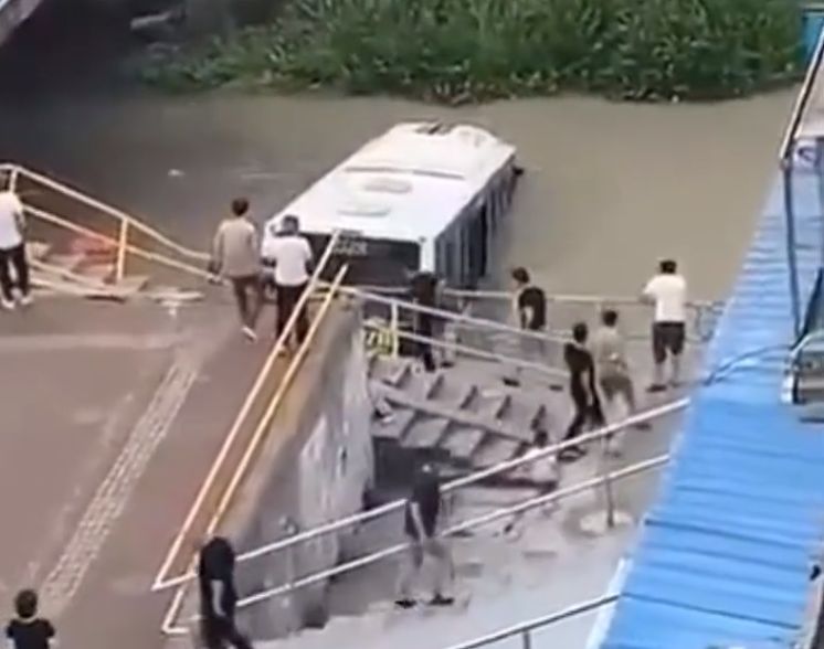 上海墜河公交司機(jī)初步診斷突發(fā)心梗，事故發(fā)生前讓乘客下車(圖2)