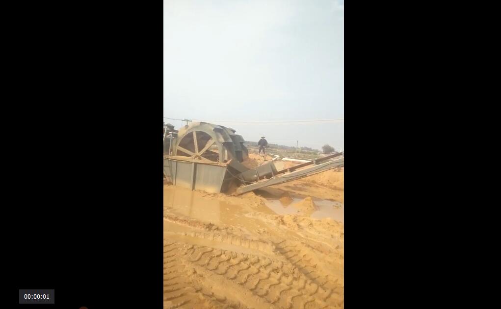 江西贛東礦機輪斗式洗砂機視頻全自動小型洗砂機大型滾筒篩視頻(圖2) 江西贛東礦機輪斗式洗砂機視頻全自動小型洗砂機大型滾筒篩視頻(圖2)