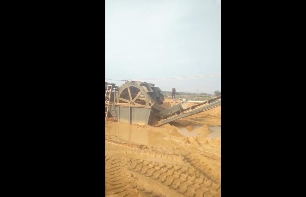 江西贛東礦機輪斗式洗砂機視頻全自動小型洗砂機大型滾筒篩視頻(圖4) 江西贛東礦機輪斗式洗砂機視頻全自動小型洗砂機大型滾筒篩視頻(圖4)