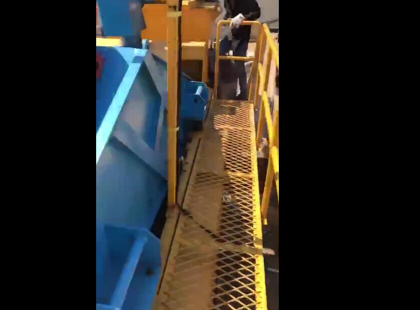 贛東礦機(jī)大型輪斗式水洗砂機(jī)視頻全自動(dòng)人工陸地式洗沙機(jī)工作視頻(圖4) 贛東礦機(jī)大型輪斗式水洗砂機(jī)視頻全自動(dòng)人工陸地式洗沙機(jī)工作視頻(圖4)