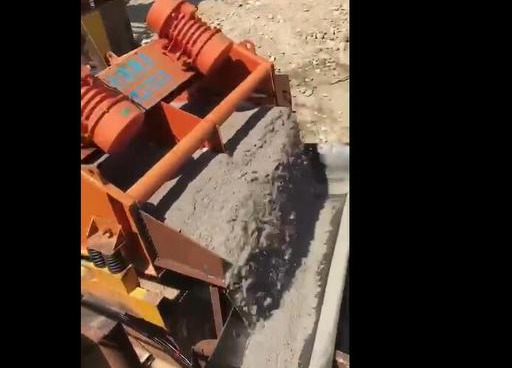 贛東礦機(jī)大型輪斗式水洗砂機(jī)視頻全自動(dòng)人工陸地式洗沙機(jī)工作視頻(圖3) 贛東礦機(jī)大型輪斗式水洗砂機(jī)視頻全自動(dòng)人工陸地式洗沙機(jī)工作視頻(圖3)