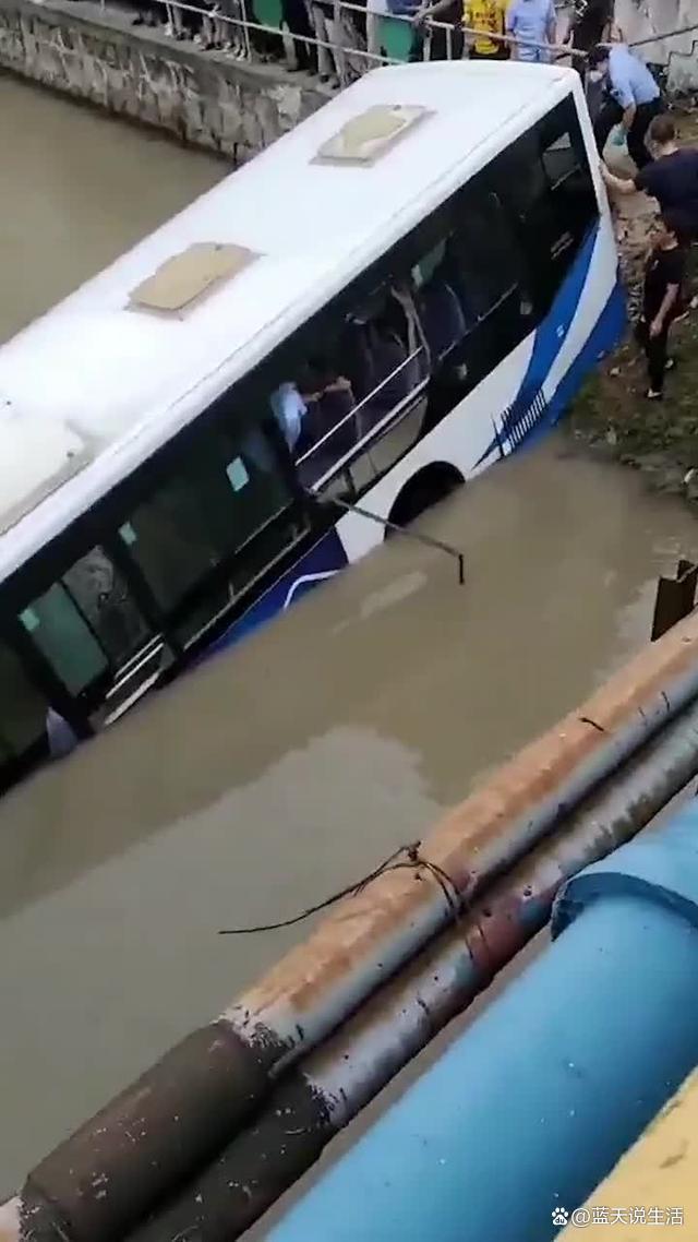 上海滑入河道公交車司機初診患有心梗，明年3月退休(圖1)