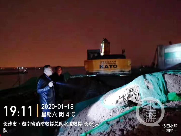 長沙湘江河灘被渣土填埋近百米,當?shù)剡B夜清理并立案調查(圖3) 長沙湘江河灘被渣土填埋近百米,當?shù)剡B夜清理并立案調查(圖3)