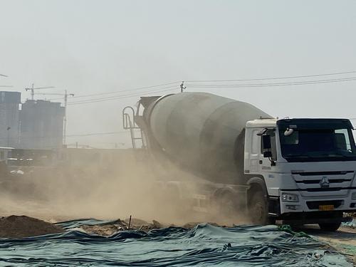 “保衛(wèi)鄭州藍”之曝光臺鄭新快速路綠化提升工程建筑垃圾裸露上萬平方米(圖3) “保衛(wèi)鄭州藍”之曝光臺鄭新快速路綠化提升工程建筑垃圾裸露上萬平方米(圖3)