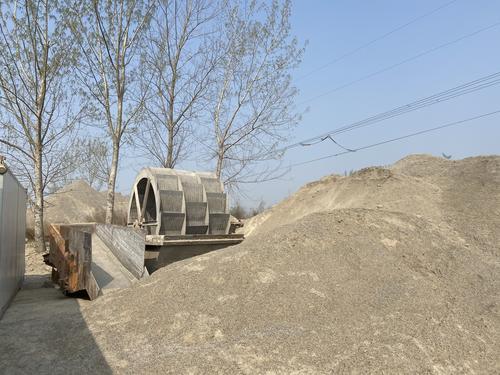 “保衛(wèi)鄭州藍”之曝光臺鄭新快速路綠化提升工程建筑垃圾裸露上萬平方米(圖2) “保衛(wèi)鄭州藍”之曝光臺鄭新快速路綠化提升工程建筑垃圾裸露上萬平方米(圖2)