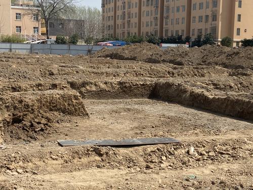 “保衛(wèi)鄭州藍”之曝光臺鄭新快速路綠化提升工程建筑垃圾裸露上萬平方米(圖5) “保衛(wèi)鄭州藍”之曝光臺鄭新快速路綠化提升工程建筑垃圾裸露上萬平方米(圖5)