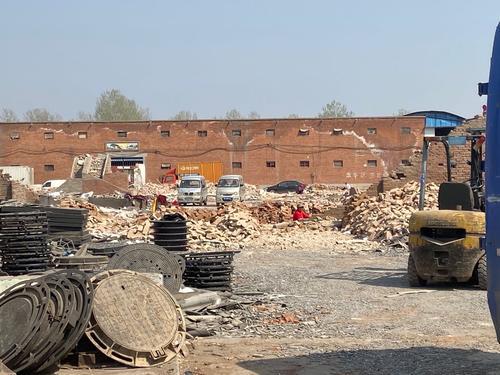 “保衛(wèi)鄭州藍”之曝光臺鄭新快速路綠化提升工程建筑垃圾裸露上萬平方米(圖6) “保衛(wèi)鄭州藍”之曝光臺鄭新快速路綠化提升工程建筑垃圾裸露上萬平方米(圖6)