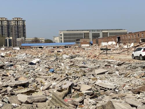 “保衛(wèi)鄭州藍”之曝光臺鄭新快速路綠化提升工程建筑垃圾裸露上萬平方米(圖7) “保衛(wèi)鄭州藍”之曝光臺鄭新快速路綠化提升工程建筑垃圾裸露上萬平方米(圖7)