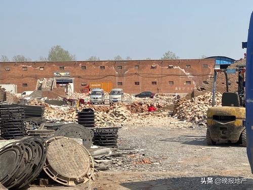 保衛鄭州藍之曝光臺|鄭新快速路綠化提升工程建筑垃圾裸露上萬平方米(圖7) 保衛鄭州藍之曝光臺|鄭新快速路綠化提升工程建筑垃圾裸露上萬平方米(圖7)