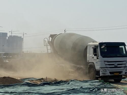 保衛鄭州藍之曝光臺|鄭新快速路綠化提升工程建筑垃圾裸露上萬平方米(圖4) 保衛鄭州藍之曝光臺|鄭新快速路綠化提升工程建筑垃圾裸露上萬平方米(圖4)