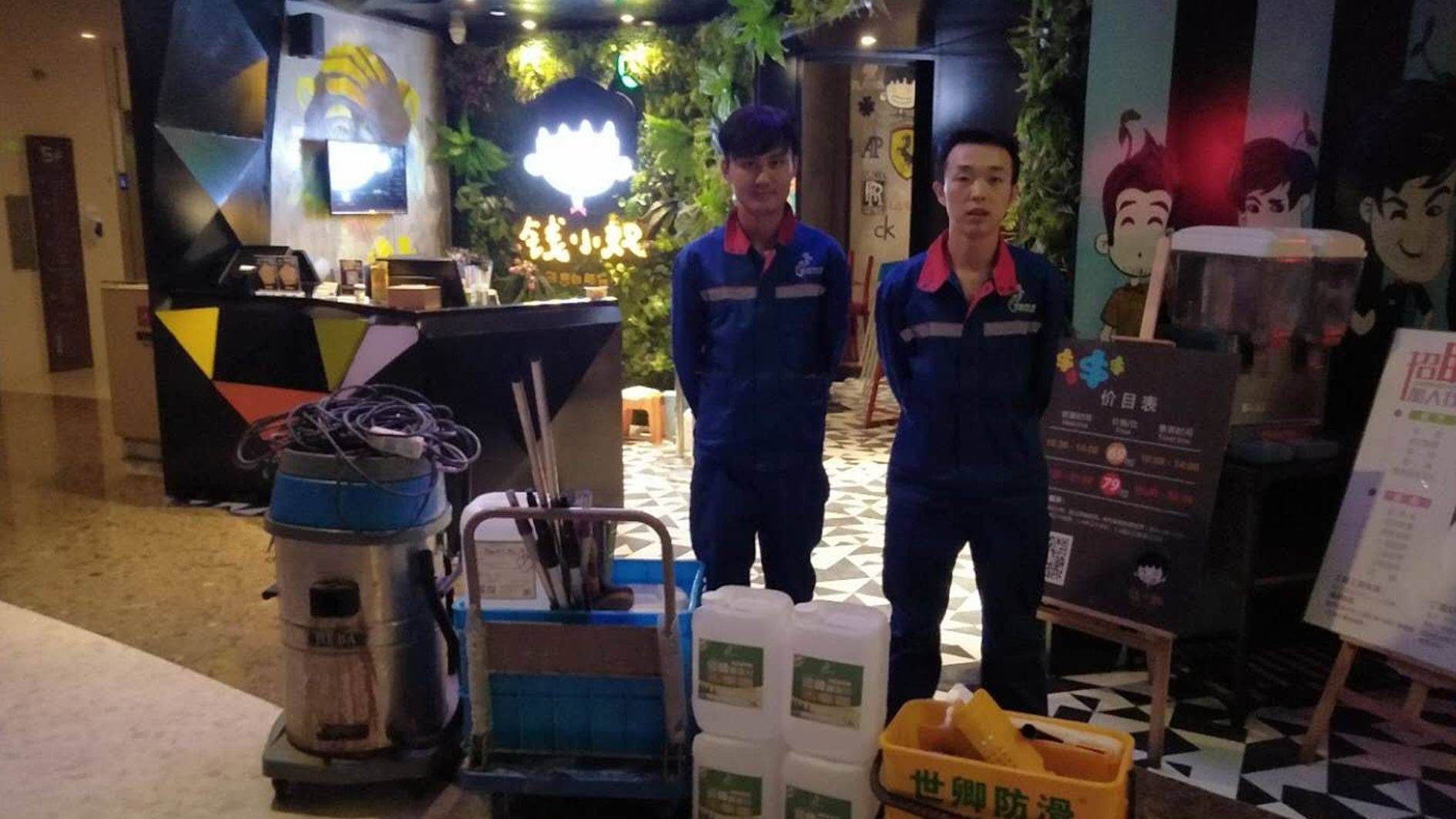 世卿防滑：機(jī)車洗車店地面防滑用什么材料好(圖3)