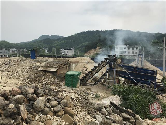 村民必經的橋梁受采砂威脅,村民致電村支書被罵“回來打死你”……(圖1) 村民必經的橋梁受采砂威脅,村民致電村支書被罵“回來打死你”……(圖1)