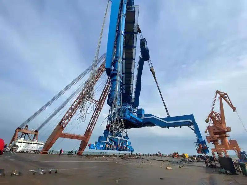 國能廣投北海電廠兩臺螺旋式卸船機成功上岸落軌(圖1)