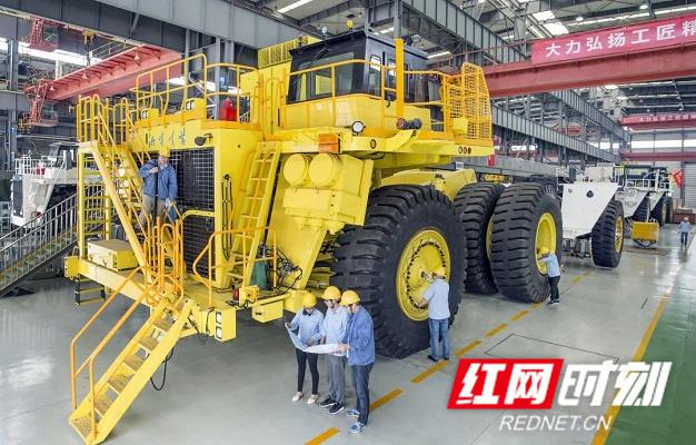 湘電集團(tuán)百噸級(jí)自卸車電能替代項(xiàng)目順利通過驗(yàn)收(圖1) 湘電集團(tuán)百噸級(jí)自卸車電能替代項(xiàng)目順利通過驗(yàn)收(圖1)