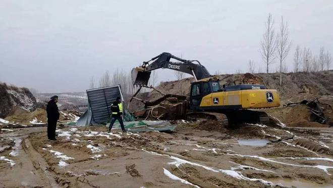 泰安這個地方“出手”了，打擊取締8處洗砂場，現場摧毀洗砂機！(圖4)