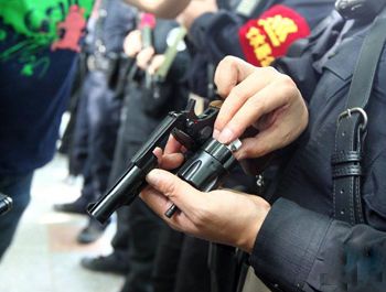 05式警用轉輪手槍威力世界最低裝彈還少(圖2) 05式警用轉輪手槍威力世界最低裝彈還少(圖2)