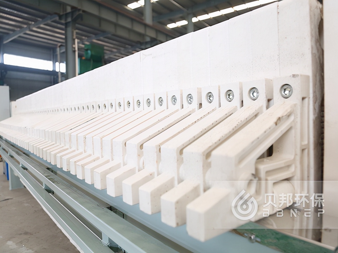 楚雄隔膜壓濾機(jī)廠家直銷貝邦環(huán)保技術(shù)員在現(xiàn)場(chǎng)指導(dǎo)安裝(圖1) 楚雄隔膜壓濾機(jī)廠家直銷貝邦環(huán)保技術(shù)員在現(xiàn)場(chǎng)指導(dǎo)安裝(圖1)