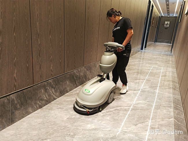 青島中小型工業洗地機手推拖地車清潔陶瓷磚大理石地面(圖1) 青島中小型工業洗地機手推拖地車清潔陶瓷磚大理石地面(圖1)