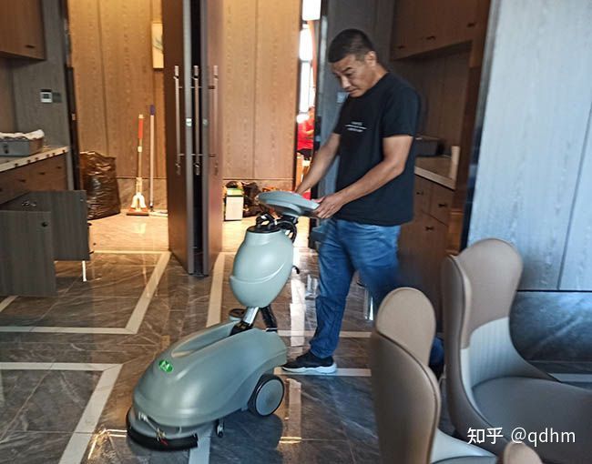 青島中小型工業洗地機手推拖地車清潔陶瓷磚大理石地面(圖3) 青島中小型工業洗地機手推拖地車清潔陶瓷磚大理石地面(圖3)