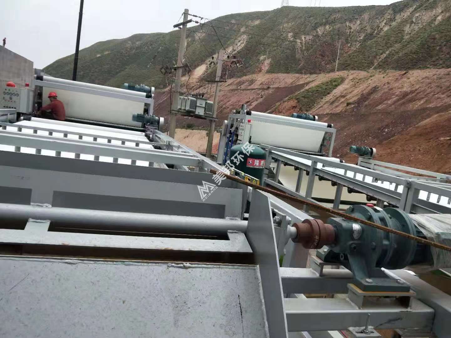 蘭州市永靖縣洗砂泥漿脫水現(xiàn)場工程(圖2) 蘭州市永靖縣洗砂泥漿脫水現(xiàn)場工程(圖2)