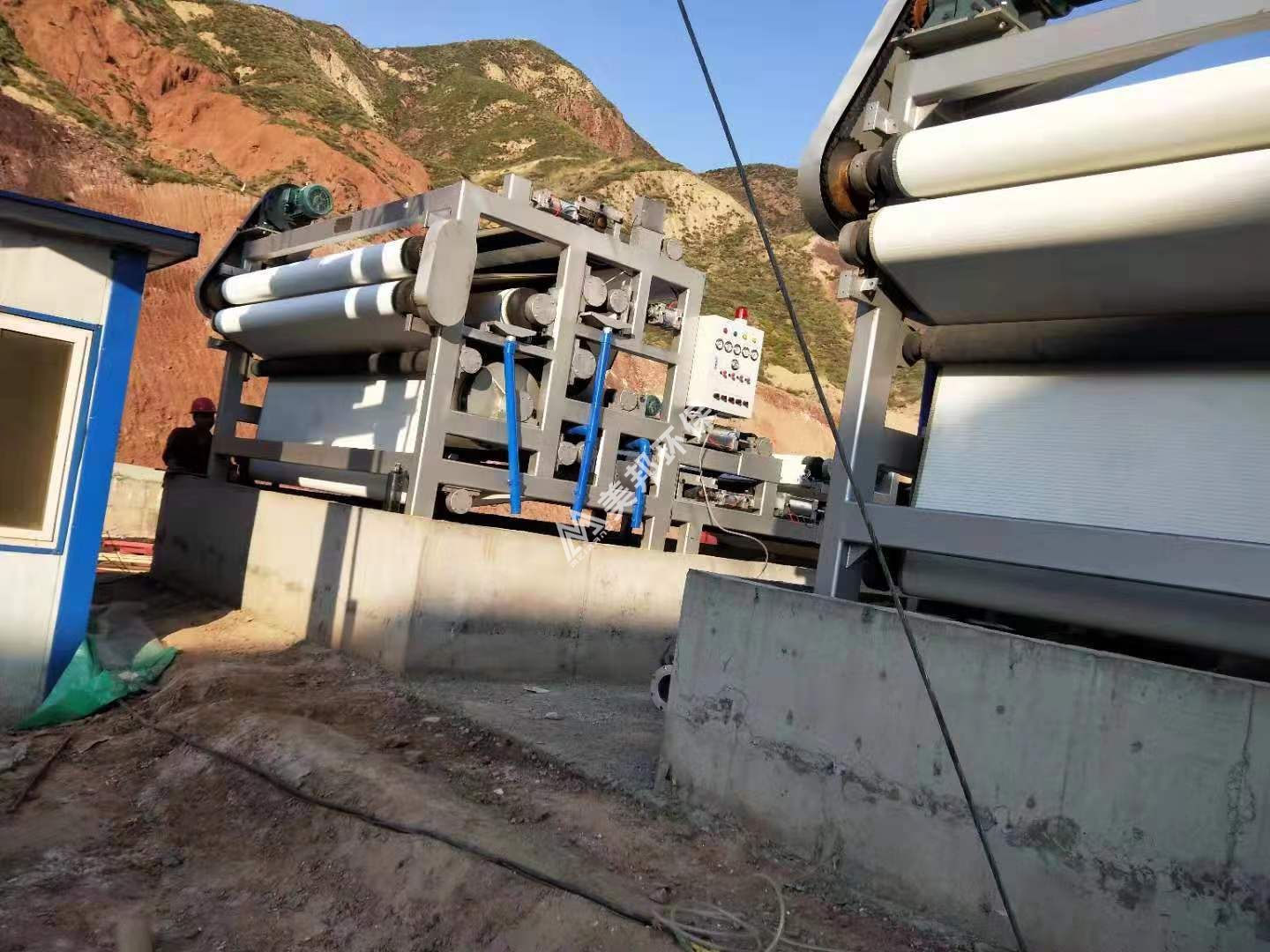 蘭州市永靖縣洗砂泥漿脫水現(xiàn)場工程(圖3) 蘭州市永靖縣洗砂泥漿脫水現(xiàn)場工程(圖3)