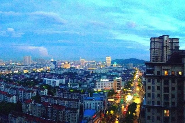 江蘇一縣市，由常州代管，石灰石儲量10億噸，被譽為“絲綢之鄉”(圖1)