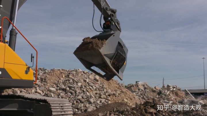 旋轉(zhuǎn)篩分斗，挖機(jī)帶的移動(dòng)篩沙機(jī)，工作現(xiàn)場實(shí)拍~(圖1)