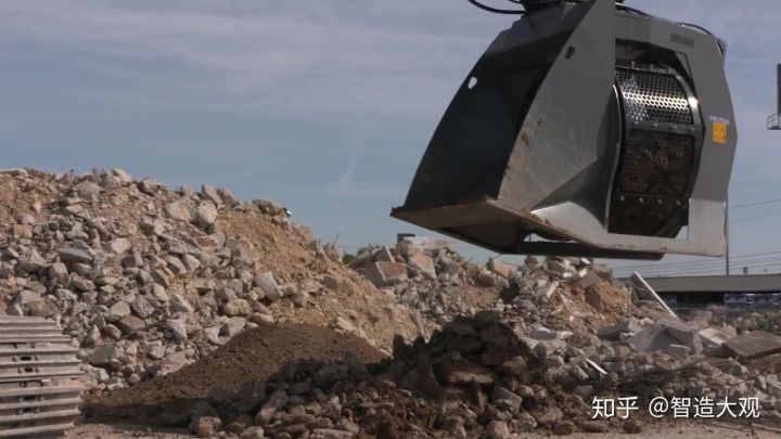 旋轉(zhuǎn)篩分斗，挖機(jī)帶的移動(dòng)篩沙機(jī)，工作現(xiàn)場實(shí)拍~(圖2)