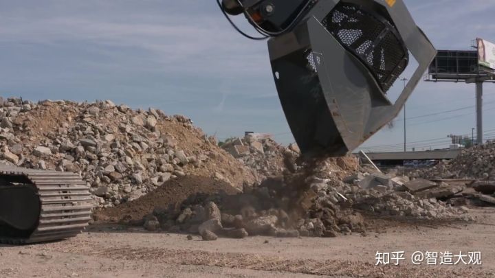 旋轉(zhuǎn)篩分斗，挖機(jī)帶的移動(dòng)篩沙機(jī)，工作現(xiàn)場實(shí)拍~(圖4)