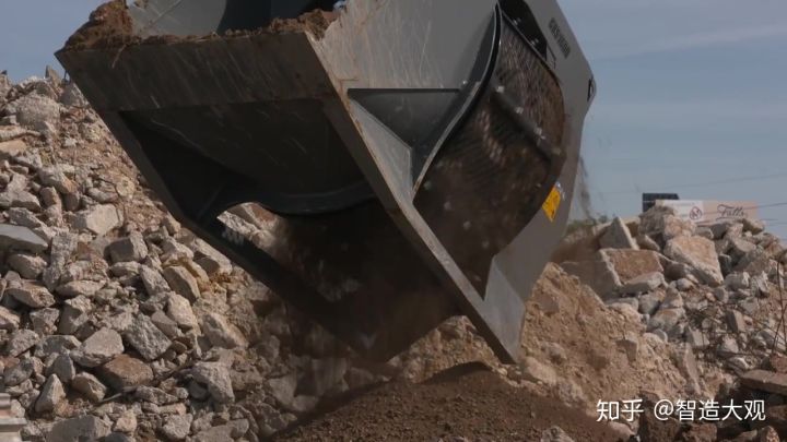旋轉(zhuǎn)篩分斗，挖機(jī)帶的移動(dòng)篩沙機(jī)，工作現(xiàn)場實(shí)拍~(圖6)