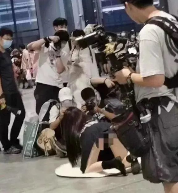 90后女教師上課露底褲“挑逗”,偷拍圖片流出,尺度驚人!學生:老師的腿好白!(圖3) 90后女教師上課露底褲“挑逗”,偷拍圖片流出,尺度驚人!學生:老師的腿好白!(圖3)