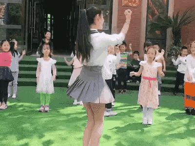90后女教師上課露底褲“挑逗”,偷拍圖片流出,尺度驚人!學生:老師的腿好白!(圖6) 90后女教師上課露底褲“挑逗”,偷拍圖片流出,尺度驚人!學生:老師的腿好白!(圖6)