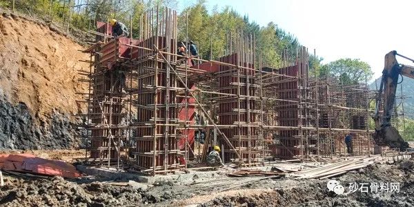 【動態】聚焦破碎篩分設備日產萬噸玄武巖生產線EPC項目即將投產(圖2)