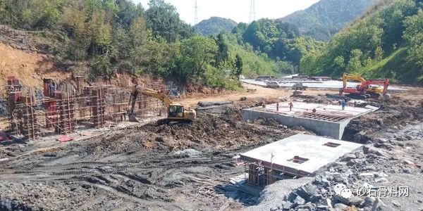 【動態】聚焦破碎篩分設備日產萬噸玄武巖生產線EPC項目即將投產(圖3)